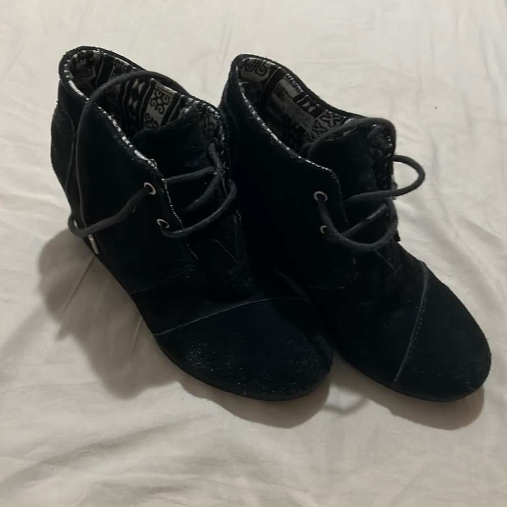 Woman’s size 6 wedges